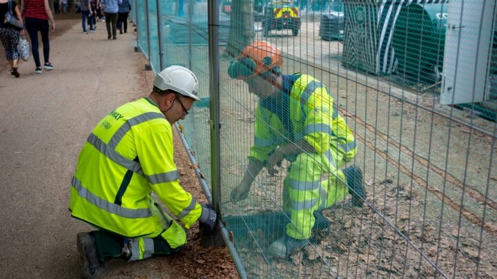 2 workers practicising risk management in construction